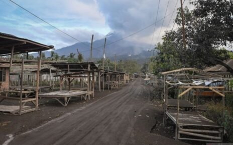 Gunung Lewotobi kembali erupsi pada Minggu pagi