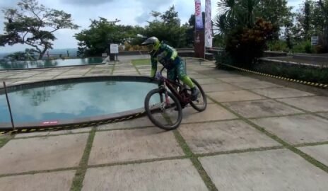 Aksi Pembalap Sepeda Pacu Adrenalin di Urban Downhill, Lintasi Trek Bangunan Hotel dan Area Perbukitan Salatiga : Heartdesign Video