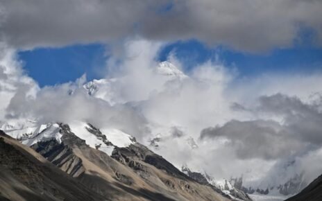 Gunung Qomolangma catat rekor jumlah wisatawan pada 2024