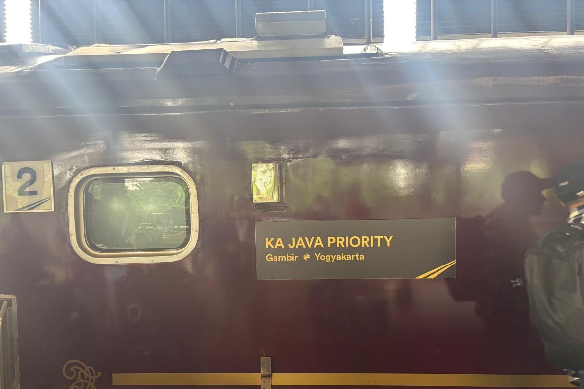 KAI Wisata lepas perjalanan perdana KA Java Priority Gambir - Yogya