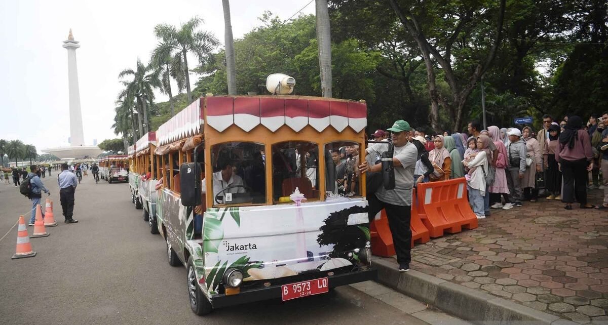 Monas ramai pengunjung saat hari libur Natal