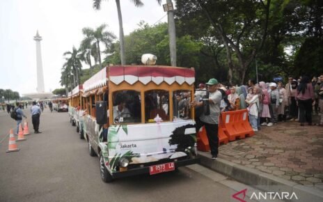 Monas ramai pengunjung saat hari libur Natal