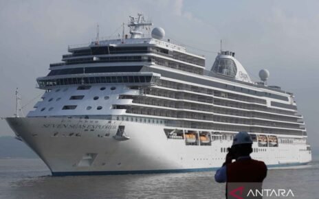 Kapal pesiar Seven Seas Explorer bawa 665 wisatawan untuk berwisata di Surabaya