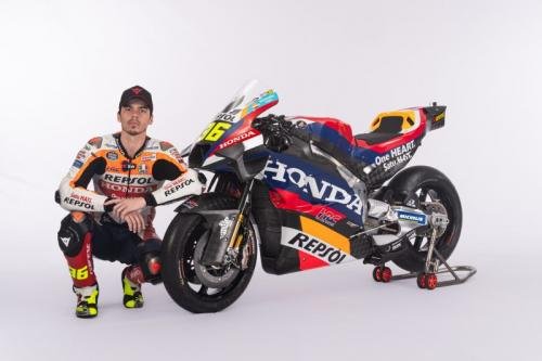 Joan Mir (Repsol Honda) berfoto bersama motor Honda RC213V jelang MotoGP 2024 (Foto: Honda Racing Corporation)