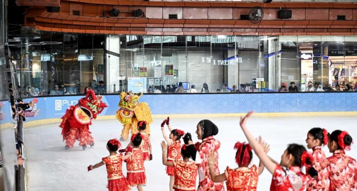 Album Asia: Tari Barongsai di atas es meriahkan Imlek di Tangsel