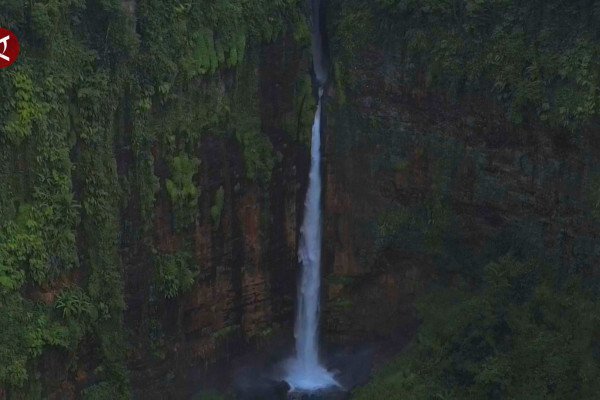 Mengintip keindahan air terjun Kapas Biru di Lumajang