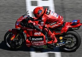 Aksi Kocak Fabio Quartararo Cosplay Jadi Kru Marc Marquez di Tes Pramusim MotoGP 2025 : Heartdesign Sports